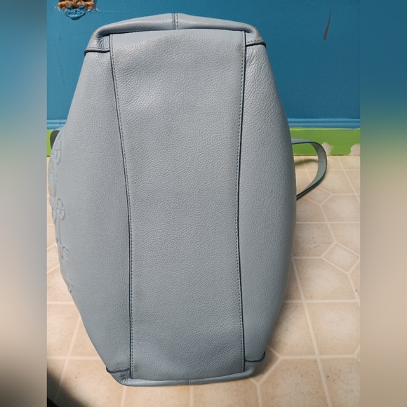 Vintage brand new Coach bag. Includes one bottle of Coach leather cleaner. - Picture 4 of 6